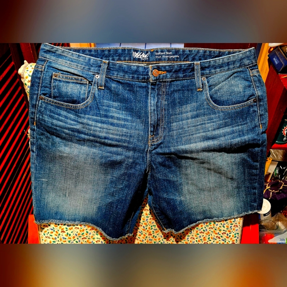 Women's Mossimo Denim Shorts. "Boyfriend Short". Size 16/33.